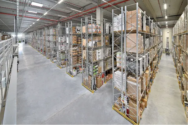 WiFi tussen palletstellingen in magazijn